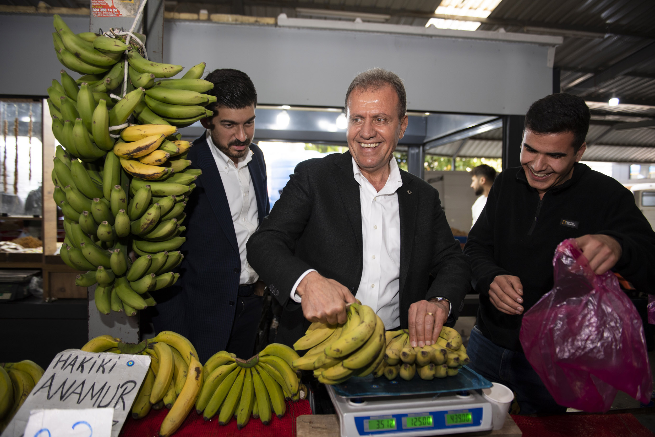 Başkan Seçer, Mezitli’de Pazar Gezdi, Vatandaşla Sohbet Etti