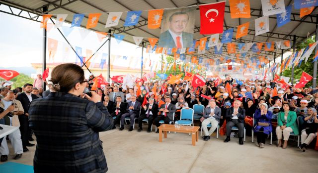 Aile ve Sosyal Hizmetler Bakanı ve AK Parti Osmaniye Milletvekili Adayı Derya Yanık, partisinin Sumbas ilçesinde düzenlenen mitinge katıldı.