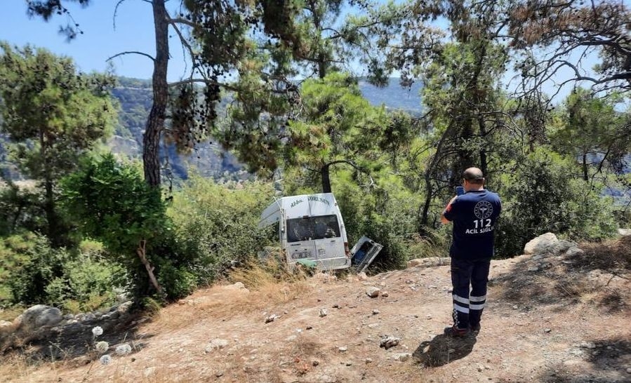 Erdemli de işçi servisi kaza yaptı